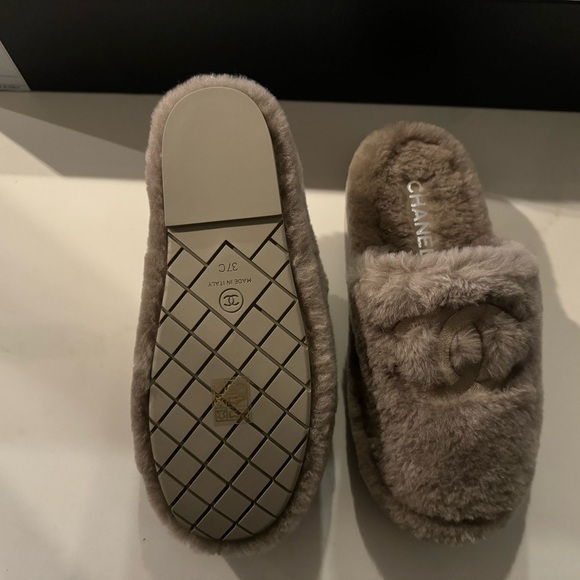 Chanel slippers and pouch - Picture 4 of 8